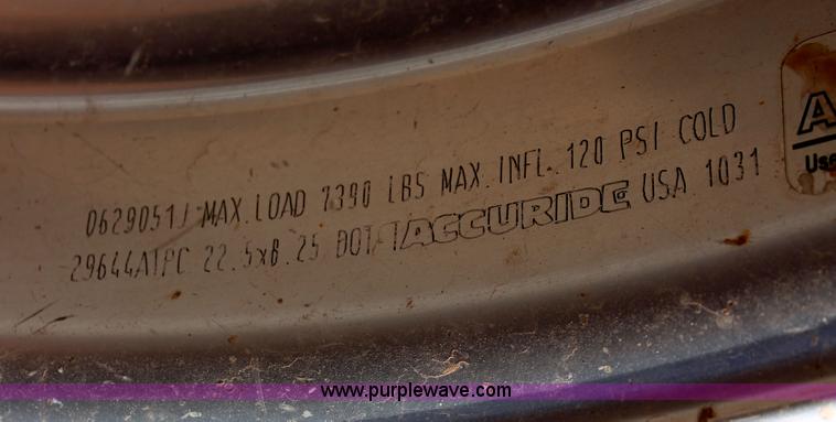 image for item H5636 2004 Kenworth T800 semi truck