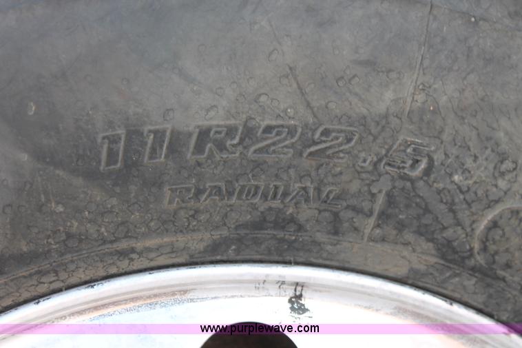 image for item H5636 2004 Kenworth T800 semi truck