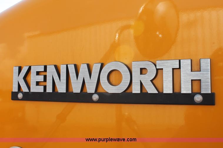 image for item H5636 2004 Kenworth T800 semi truck