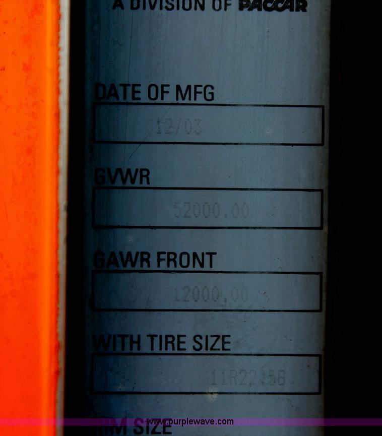 image for item H5636 2004 Kenworth T800 semi truck