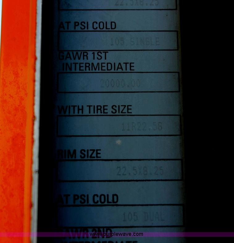 image for item H5636 2004 Kenworth T800 semi truck