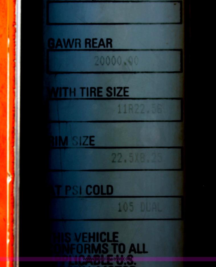 image for item H5636 2004 Kenworth T800 semi truck