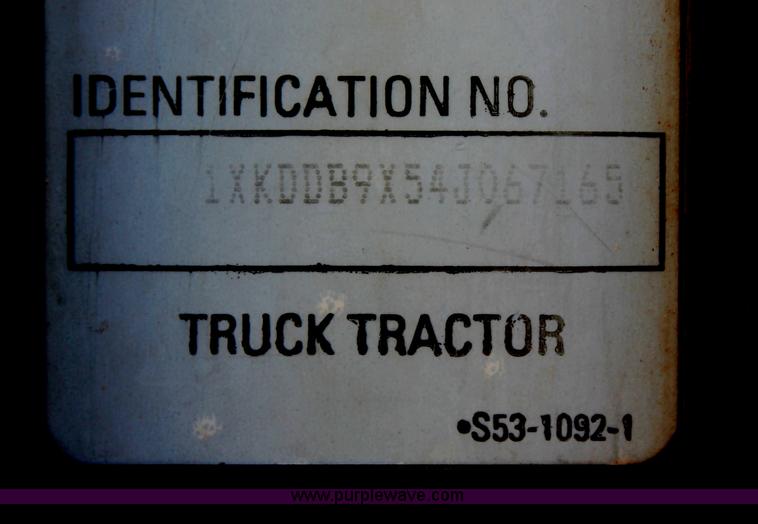 image for item H5636 2004 Kenworth T800 semi truck