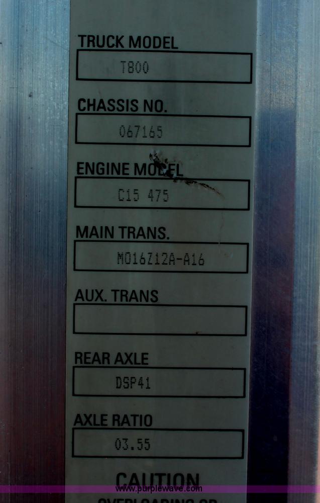 image for item H5636 2004 Kenworth T800 semi truck