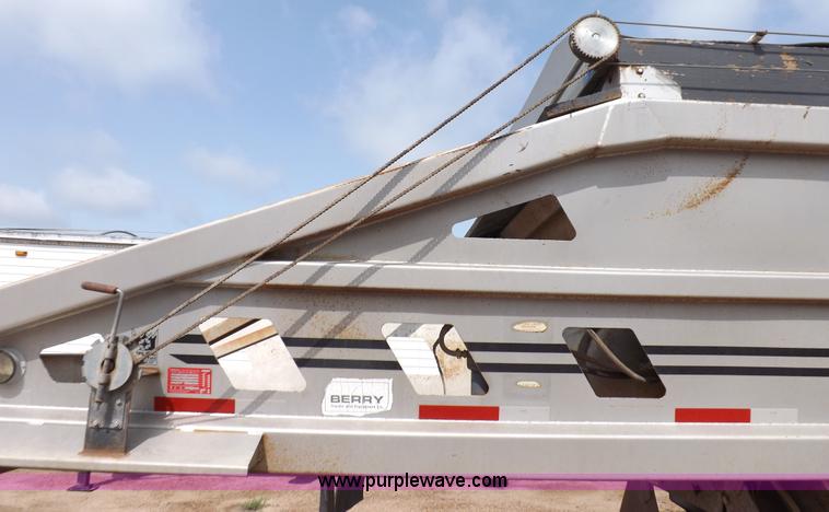 image for item H9248 1993 Trail King TKS4BD0-402 belly dump trailer