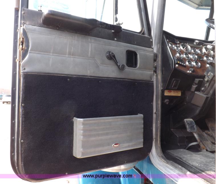 image for item H9249 1996 Peterbilt 378 semi truck