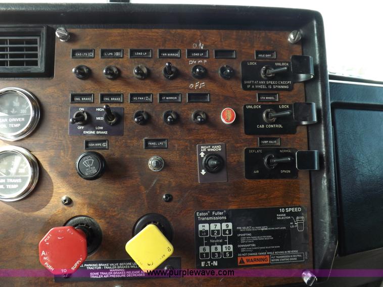 image for item H9249 1996 Peterbilt 378 semi truck