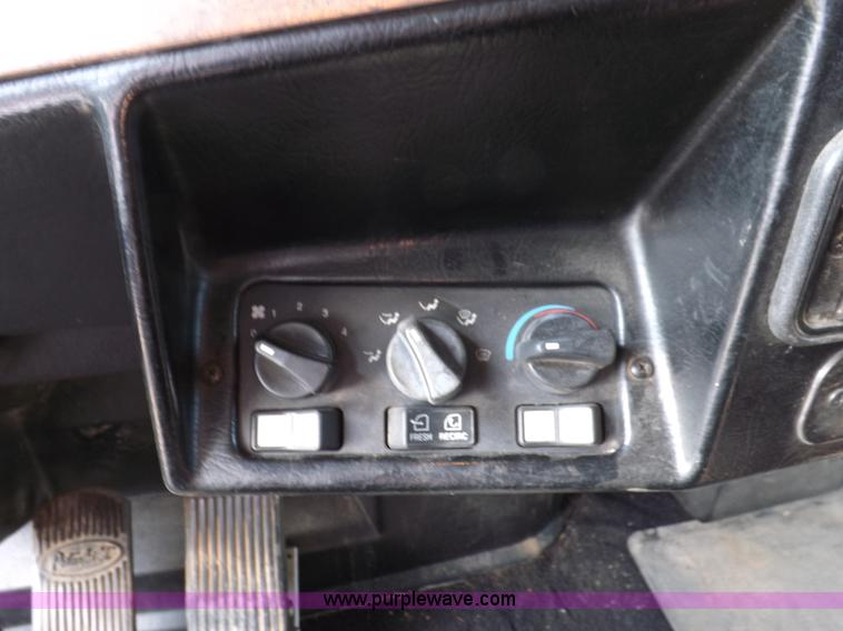 image for item H9249 1996 Peterbilt 378 semi truck