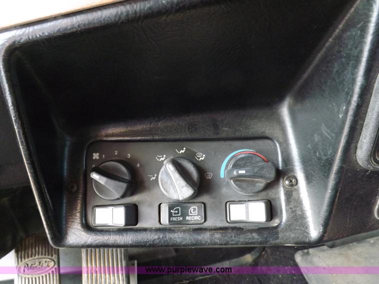 image for item H9249 1996 Peterbilt 378 semi truck