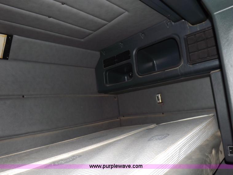 image for item H9249 1996 Peterbilt 378 semi truck