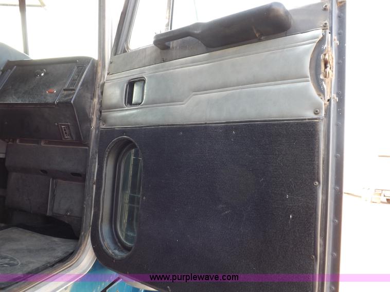 image for item H9249 1996 Peterbilt 378 semi truck