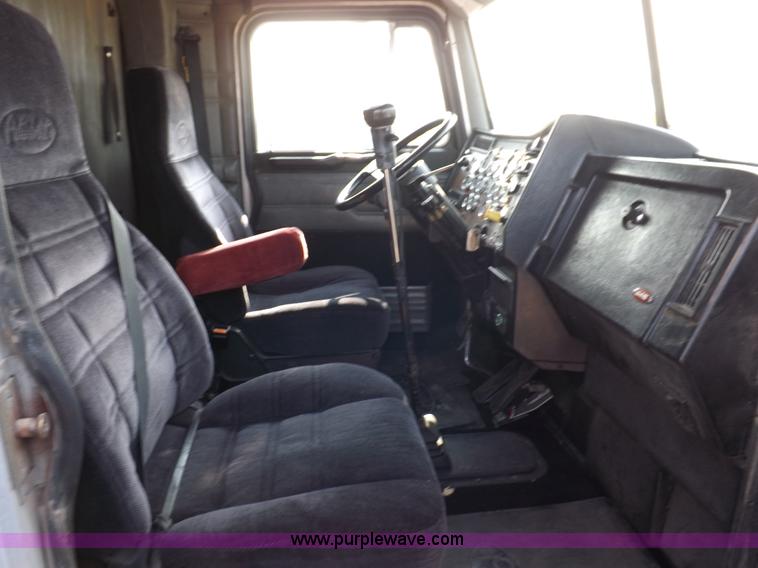 image for item H9249 1996 Peterbilt 378 semi truck