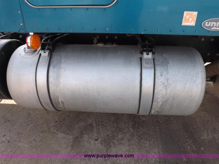 image for item H9249 1996 Peterbilt 378 semi truck