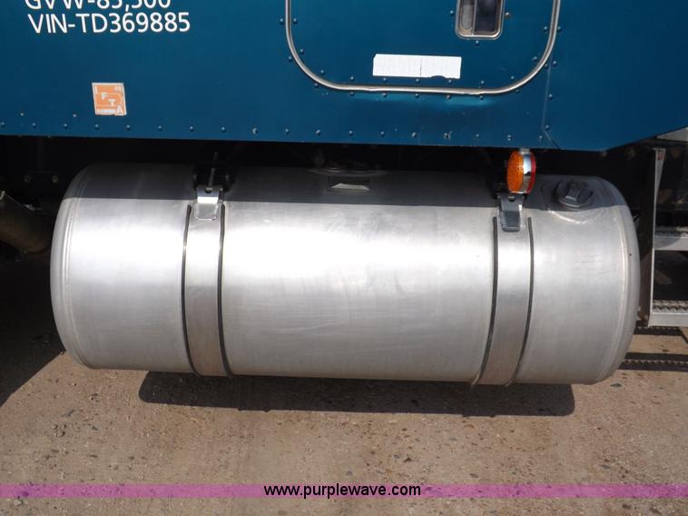 image for item H9249 1996 Peterbilt 378 semi truck