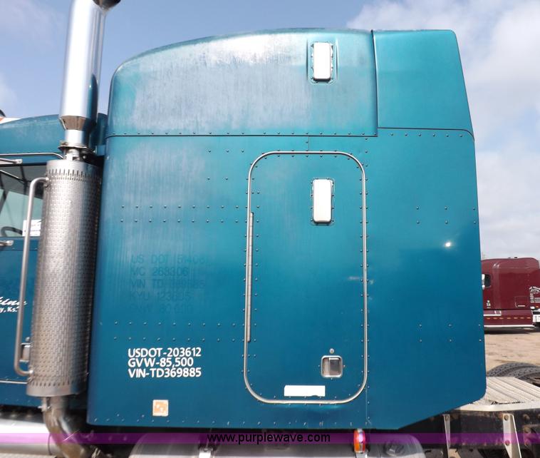 image for item H9249 1996 Peterbilt 378 semi truck