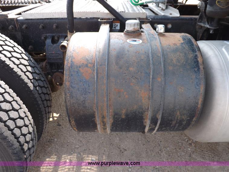 image for item H9249 1996 Peterbilt 378 semi truck