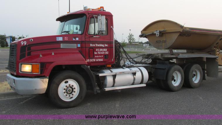 image for item I6199 1999 Mack CH613 semi truck