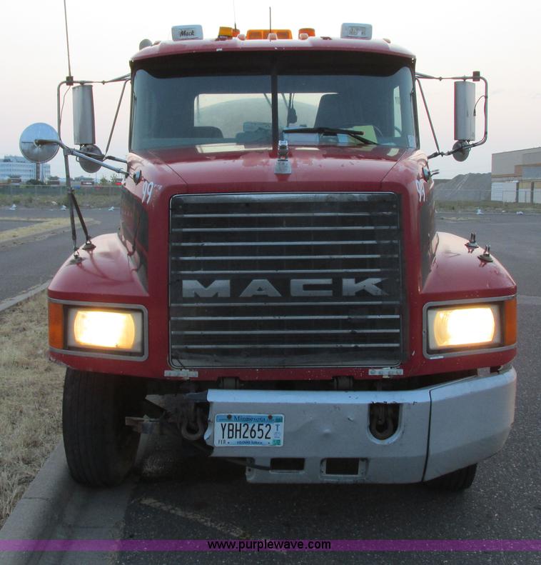 image for item I6199 1999 Mack CH613 semi truck