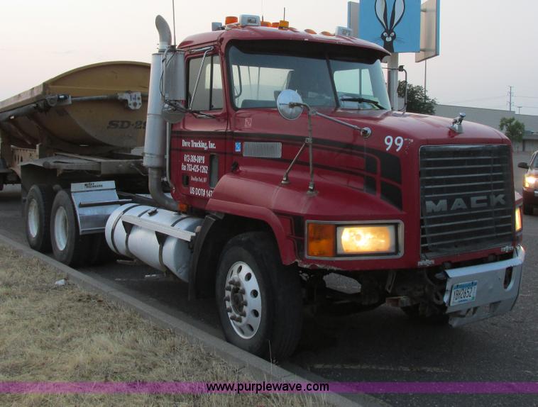 image for item I6199 1999 Mack CH613 semi truck
