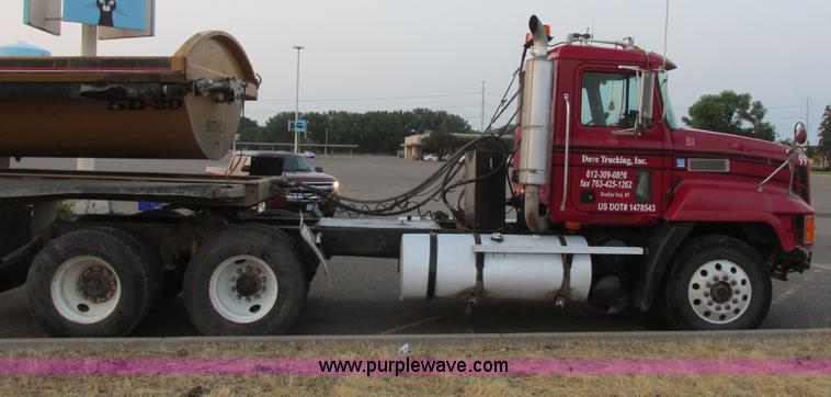 image for item I6199 1999 Mack CH613 semi truck