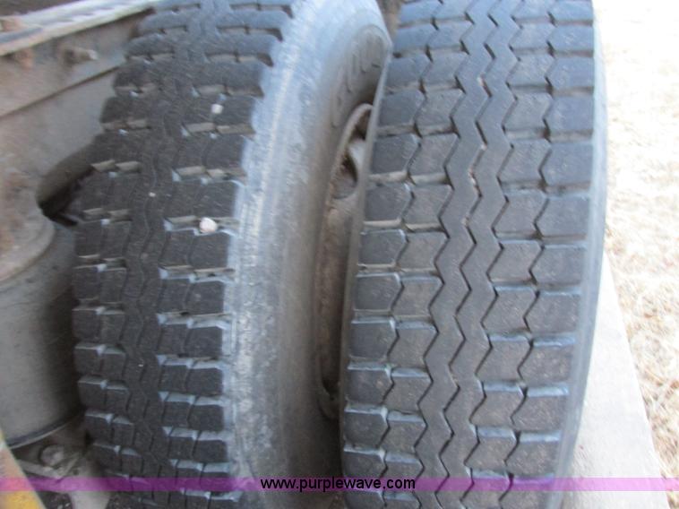 image for item I6199 1999 Mack CH613 semi truck