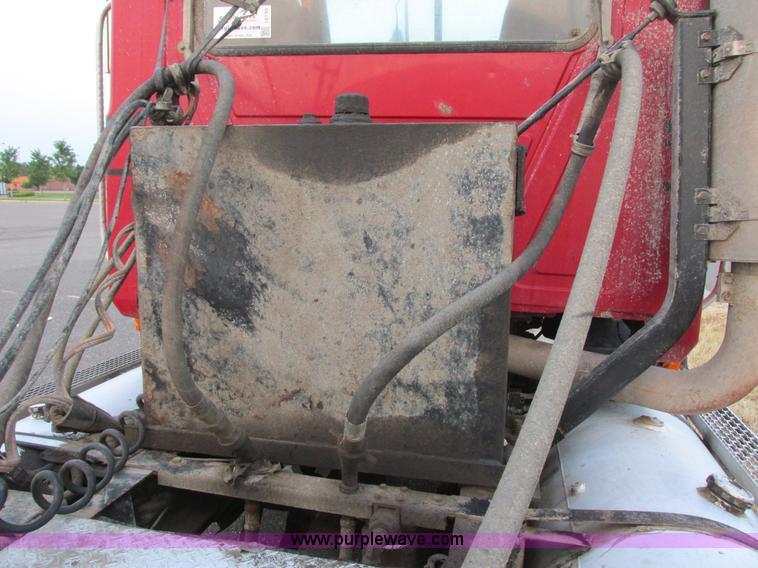 image for item I6199 1999 Mack CH613 semi truck