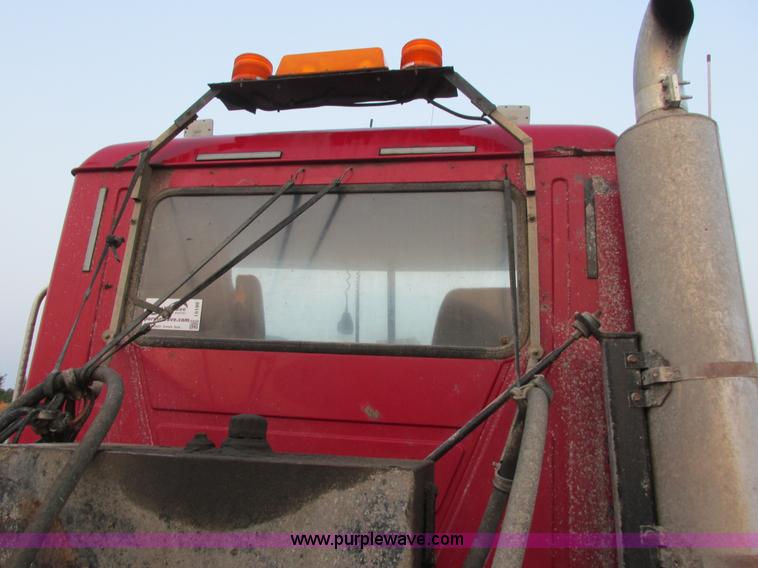 image for item I6199 1999 Mack CH613 semi truck