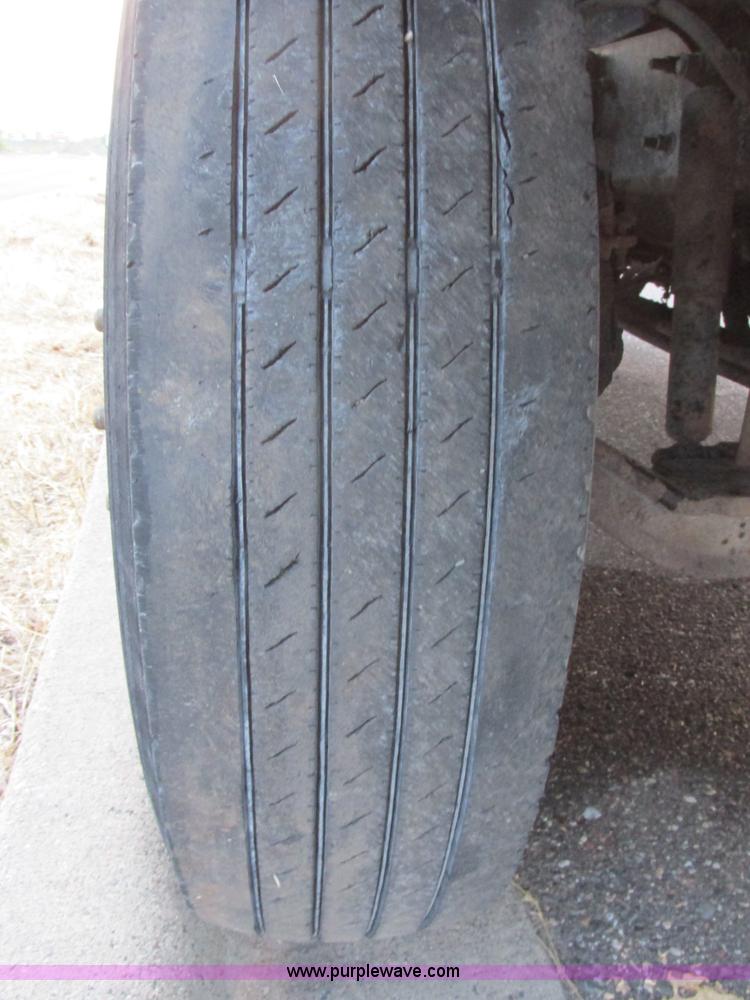 image for item I6199 1999 Mack CH613 semi truck