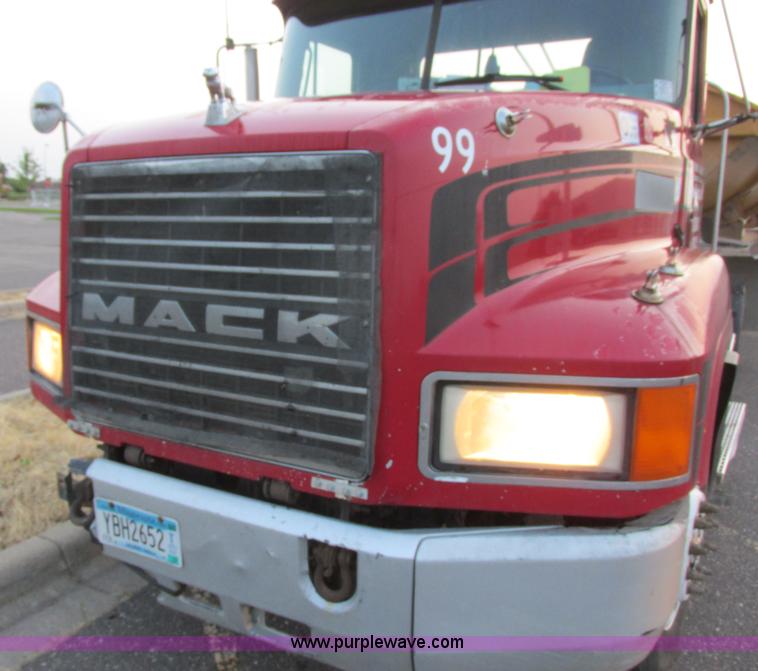 image for item I6199 1999 Mack CH613 semi truck