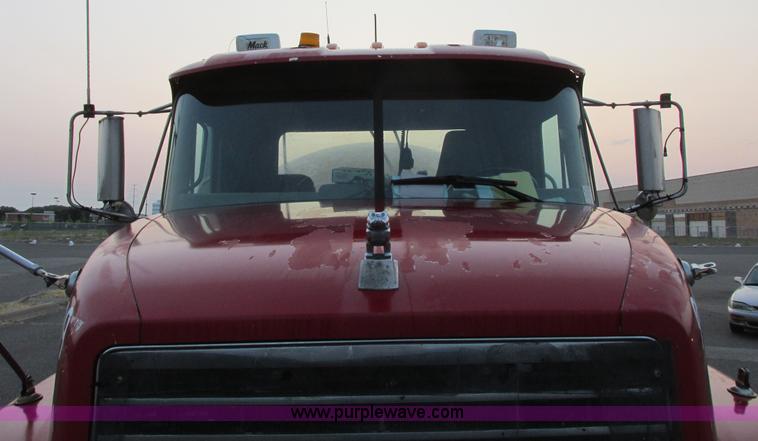 image for item I6199 1999 Mack CH613 semi truck