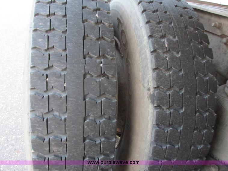 image for item I6199 1999 Mack CH613 semi truck