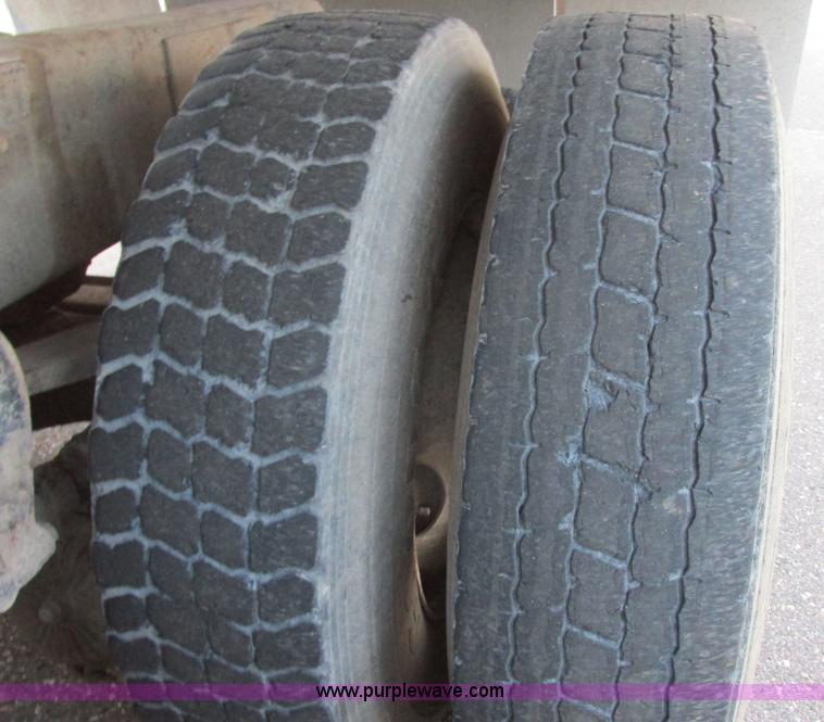 image for item I6199 1999 Mack CH613 semi truck