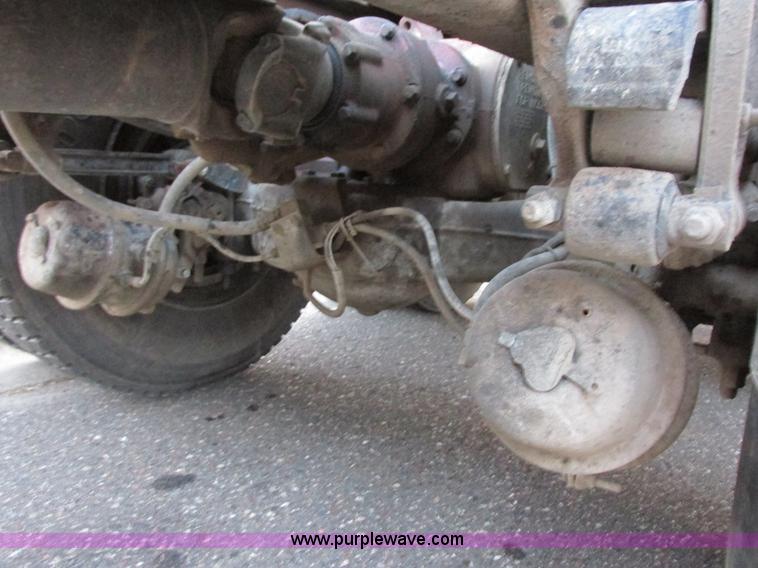 image for item I6199 1999 Mack CH613 semi truck