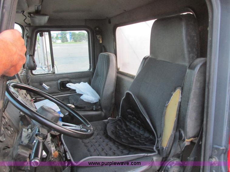 image for item I6199 1999 Mack CH613 semi truck