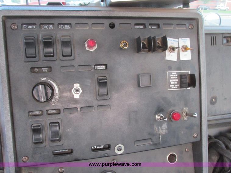 image for item I6199 1999 Mack CH613 semi truck