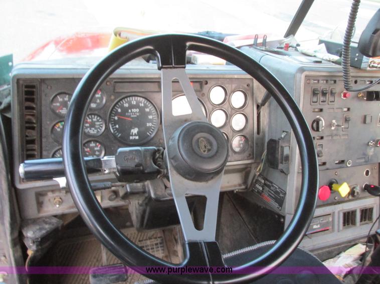 image for item I6199 1999 Mack CH613 semi truck