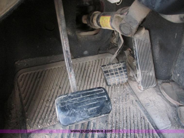 image for item I6199 1999 Mack CH613 semi truck