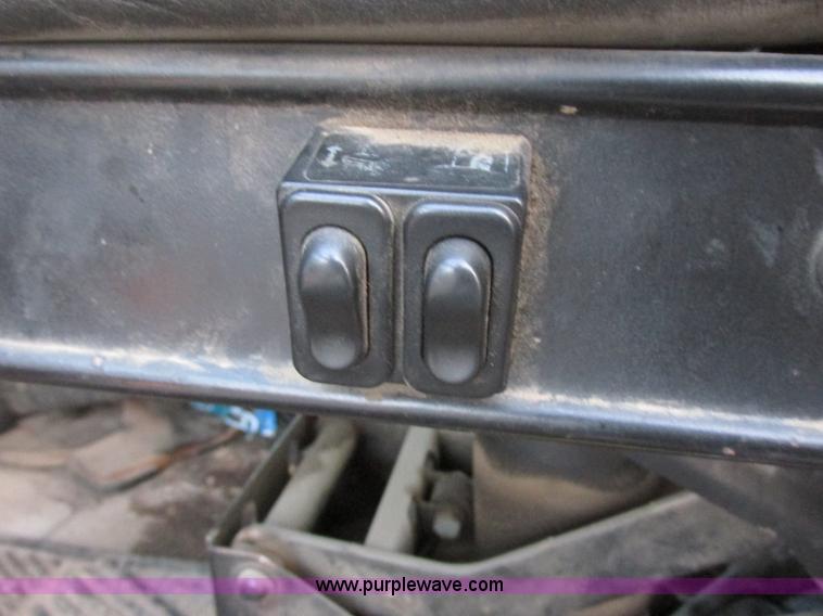 image for item I6199 1999 Mack CH613 semi truck