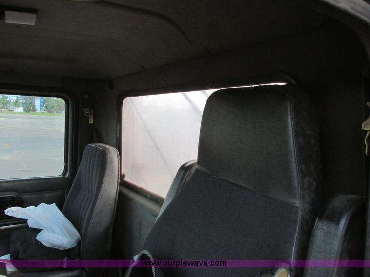 image for item I6199 1999 Mack CH613 semi truck