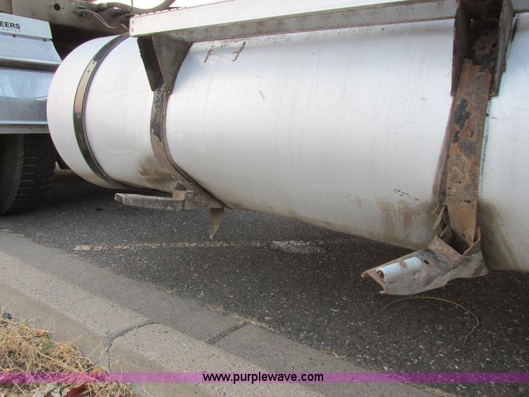 image for item I6199 1999 Mack CH613 semi truck