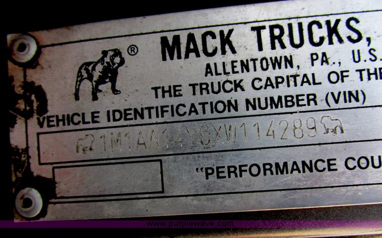 image for item I6199 1999 Mack CH613 semi truck