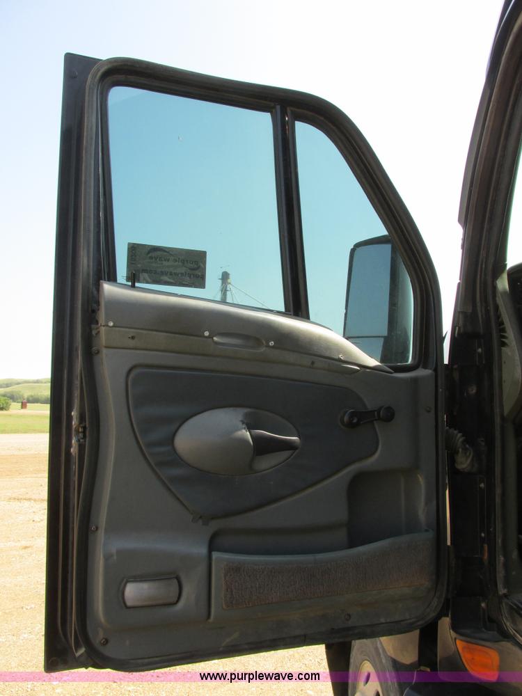 image for item I6208 1997 Kenworth T2000 semi truck