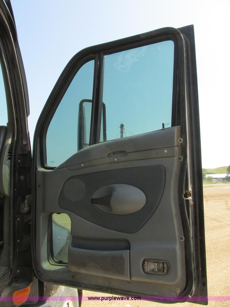 image for item I6208 1997 Kenworth T2000 semi truck