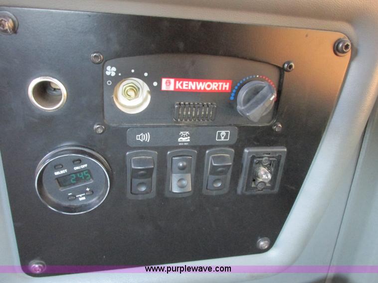 image for item I6208 1997 Kenworth T2000 semi truck