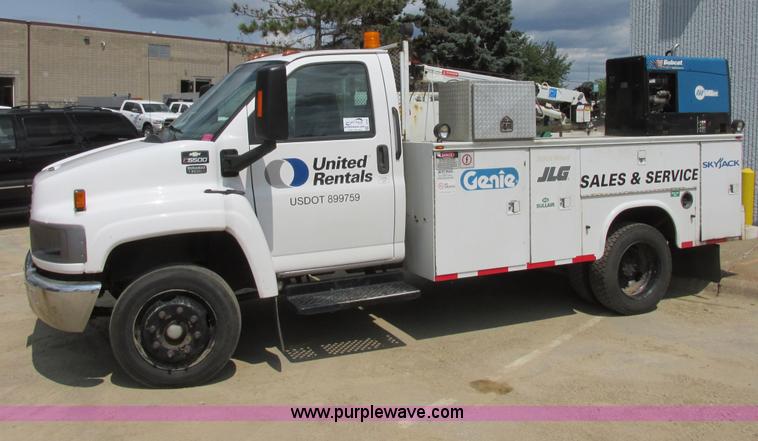 image for item I6201 2006 Chevrolet Kodiak 5500 service truck with crane