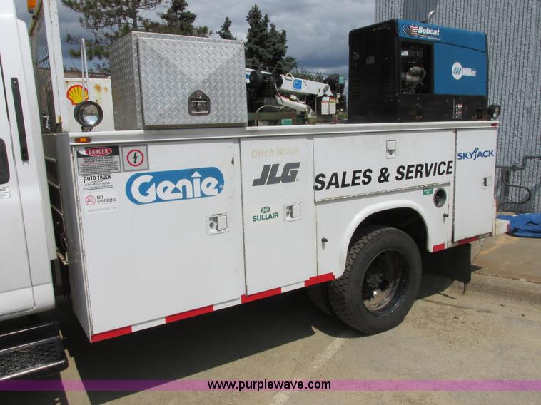 image for item I6201 2006 Chevrolet Kodiak 5500 service truck with crane