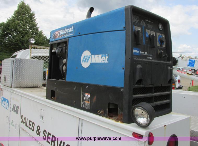 image for item I6201 2006 Chevrolet Kodiak 5500 service truck with crane