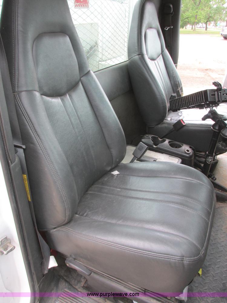 image for item I6201 2006 Chevrolet Kodiak 5500 service truck with crane