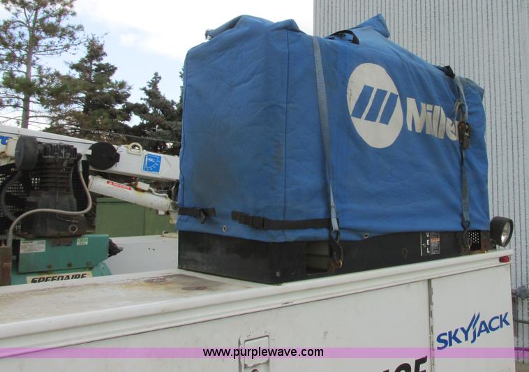 image for item I6201 2006 Chevrolet Kodiak 5500 service truck with crane