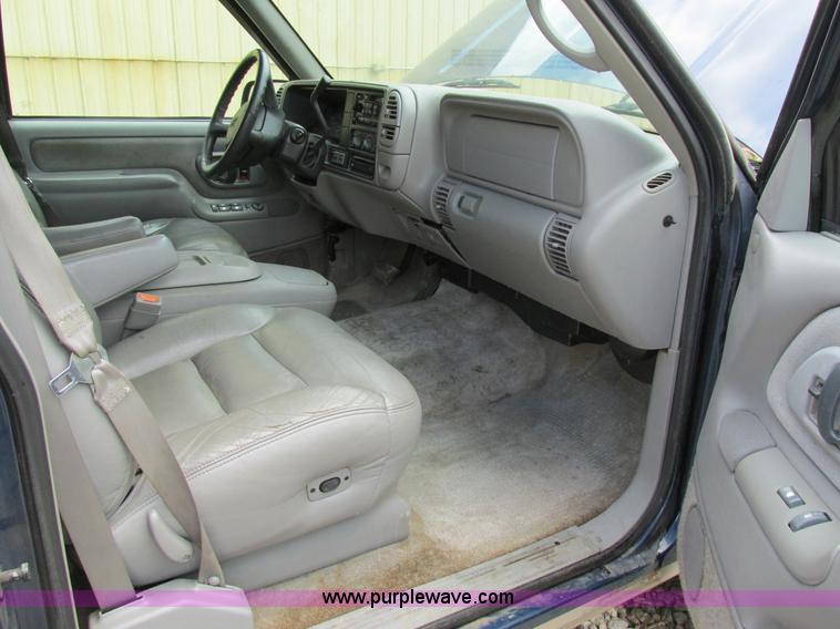 image for item AW9977 1999 Chevrolet Suburban K1500 SUV